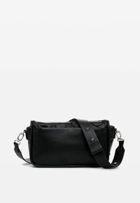 Sac à bandoulière en cuir noir avec une texture lisse, une forme rectangulaire, une bandoulière amovible et des accents de bouton-pression.
