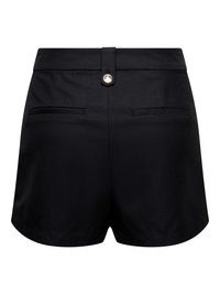 Shorts noirs pour femmes taillés sur mesure avec une ceinture, une boucle de ceinture avec un bouton doré, et deux poches passepoilées à l'arrière sur fond blanc.