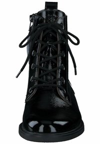 Botas de tobillo de charol negro con punta redonda, cordones en la parte delantera y cremallera lateral; acabado texturizado y suela de goma plana.