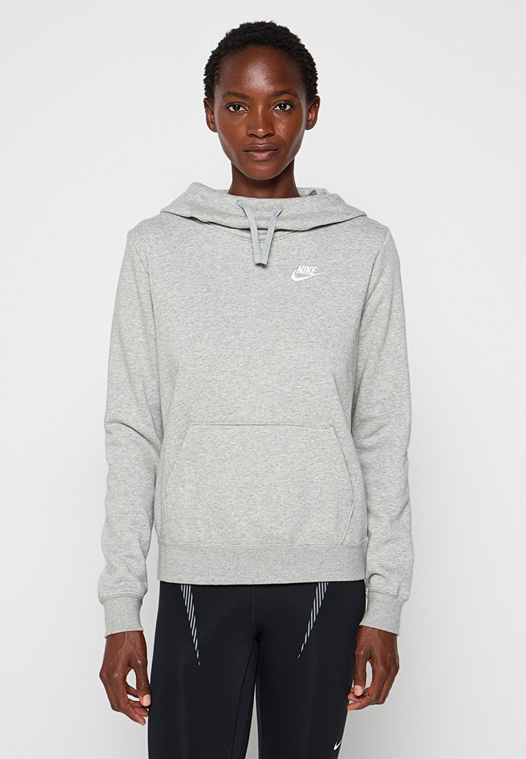 Grauer Nike-Hoodie mit einer Fronttasche, verstellbarer Kapuze und weißem Logo auf der Brust; verfügt über gerippte Bündchen und Saum.