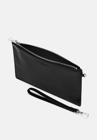 Pochette da polso in pelle nera con zip argento, tracolla staccabile con moschettone e nome del marchio in rilievo sulla parte anteriore.