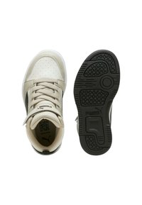 Sneakers in pelle beige con punta perforata, dettagli neri e suola in gomma testurizzata. Presentano una chiusura con lacci frontali e una cinghia laterale.