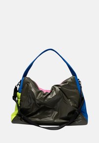 Große, mehrfarbige Tasche mit glänzenden schwarzen, blauen, rosa und neongrünen Abschnitten. Weiche, gepolsterte Textur mit einem stabilen Schultergurt.