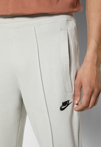 Nike Sportswear Träningsbyxor - silver-coloured