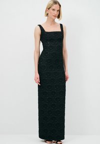Schwarzes Spitzenkleid mit taillierter Silhouette, quadratischem Ausschnitt und breiten Trägern, das mit strukturierten Blumenmustern und einem bodenlangen Design versehen ist.