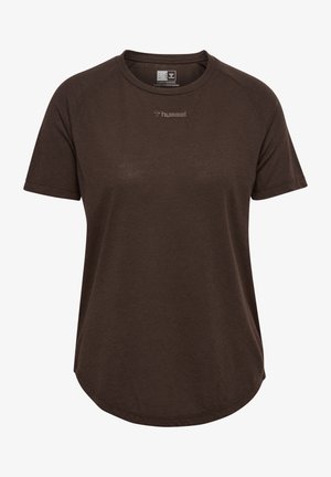 Brązowa sportowa koszulka z krótkimi rękawami, zaokrąglonym dołem i subtelnym logo na klatce piersiowej, wykonana z oddychającego materiału o lekko fakturowanej powierzchni.