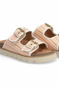 Sandales à glisser tissées avec un motif rose et jaune, des brides blanches avec des boucles dorées, et une semelle texturée beige.