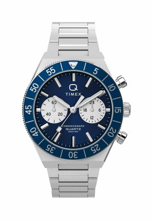 Ura Timex Q kronograf z modrim številčnico, z dvema belima podštevilčnicama, ohišjem in zapestnico iz nerjavečega jekla ter vrtljivim okvirjem z minutnimi oznakami.