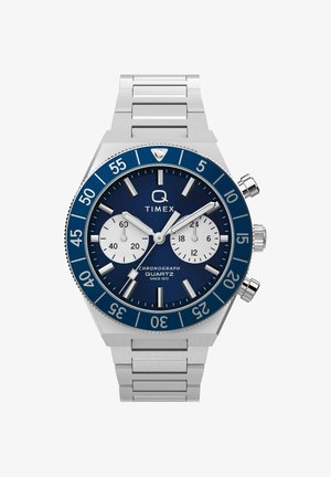 Zegarek chronograf Timex Q z niebieską tarczą, dwoma białymi subtarczami, kopertą i bransoletą ze stali nierdzewnej oraz obrotowym bezelem z oznaczeniami minutowymi.