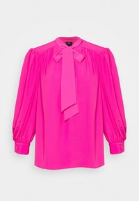 Vaaleanpunainen paita, jossa on solmittava kaulus, puffihihat ja sileä rakenne. Kangas on kiiltävä ja kevyt, tarjoten löysän istuvuuden.