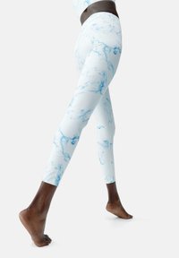 Marmorerte tights i hvit med blå swirl, laget av et elastisk stoff. Har midjehøyde og hel-lengde design.