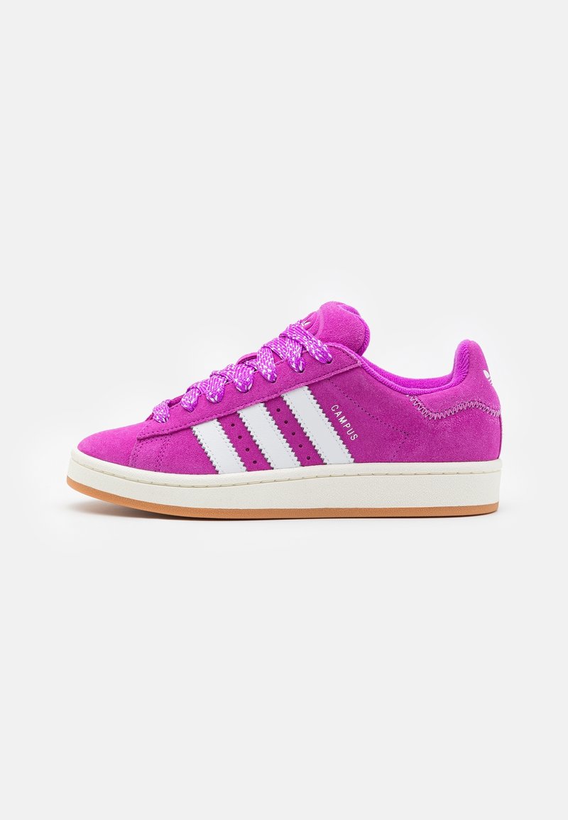 Fioletowy zamszowy but sportowy Adidas Campus z białymi paskami, różowymi sznurowadłami i beżową gumową podeszwą, widok z boku na białym tle.