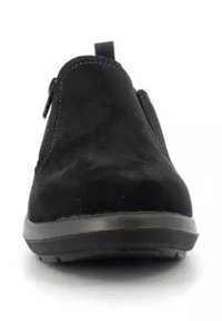 Scarpa slip-on in suede nero con punta arrotondata, caratterizzata da pannelli elastici laterali e una robusta suola in gomma nera per stabilità.