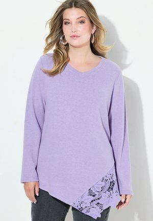 Lila Langarmshirt mit V-Ausschnitt und asymmetrischem Saum, der mit Spitzendetails am unteren Rand verziert ist. Weicher Stoff mit lockerem Sitz.