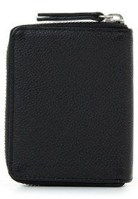 Cartera de cuero negro texturizado con cierre de cremallera y una pequeña lengüeta de cuero en un fondo blanco.