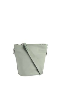 Borsa a secchiello verde in nylon con chiusura a zip, dotata di una ampia tracolla e dettagli in metallo argentato. Texture liscia, design minimalista.