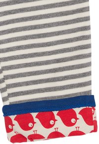 Gestreifter grau-weißer Stoff mit einem blauen Band. Der Saum zeigt ein Muster von roten Vögeln auf einem cremefarbenen Hintergrund. weiche Textur.