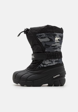 SOREL zwarte en grijze camouflage winterlaars met een flexibele bovenkant, rubberen zool en verstelbare trekkoord voor een veilige pasvorm.