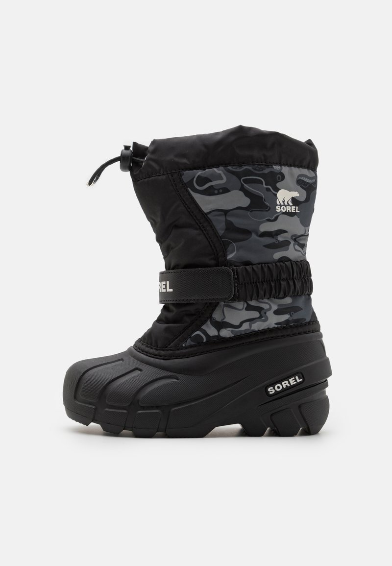 SOREL fekete és szürke katonai mintás téli csizma rugalmas felsőrésszel, gumitalppal és állítható húzózsinórral a stabil illeszkedés érdekében.