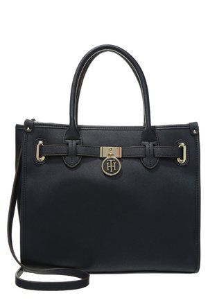 Sort læderhåndtaske med dobbelte top-håndtag, aftagelig skulderrem, guldfarvet logo-charme og rektangulært design med tekstureret finish.