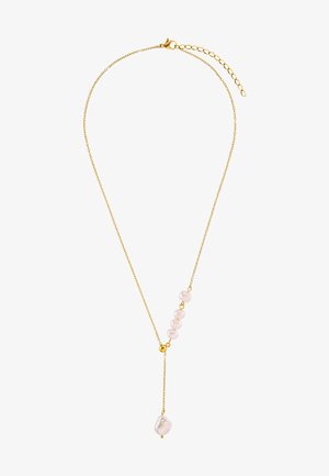 Goldkette mit einer feinen Kette, die fünf unregelmäßig geformte rosa Perlen und eine einzige größere Perle, die am Ende baumelt, präsentiert.