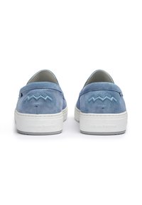 Blauwe suede instapschoenen met witte rubberen zolen, featuring een zigzagaccent op de achterkant en een verhoogd logo-detail. Gladde textuur.