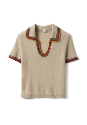 Maglia beige a maniche corte con collo aperto, caratterizzata da cuciture decorative rosse, marroni e gialle lungo il collo, la scollatura e i bordi delle maniche.