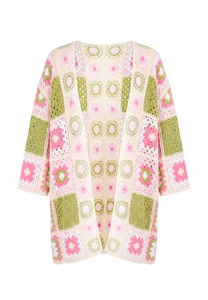 Åben-hals hæklet cardigan med pink, grønne og cremefarvede firkantede mønstre og trekvartlange ærmer.