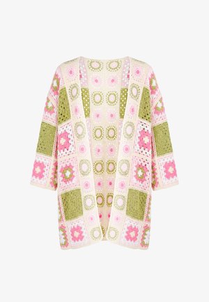 Åben-hals hæklet cardigan med pink, grønne og cremefarvede firkantede mønstre og trekvartlange ærmer.