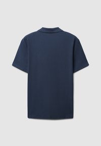 Dunkelblaues Polohemd mit kurzen Ärmeln, aus glattem Stoff gefertigt, mit klassischem Kragen und geradem Saum. Die Rückansicht zeigt ein schlichtes Design.