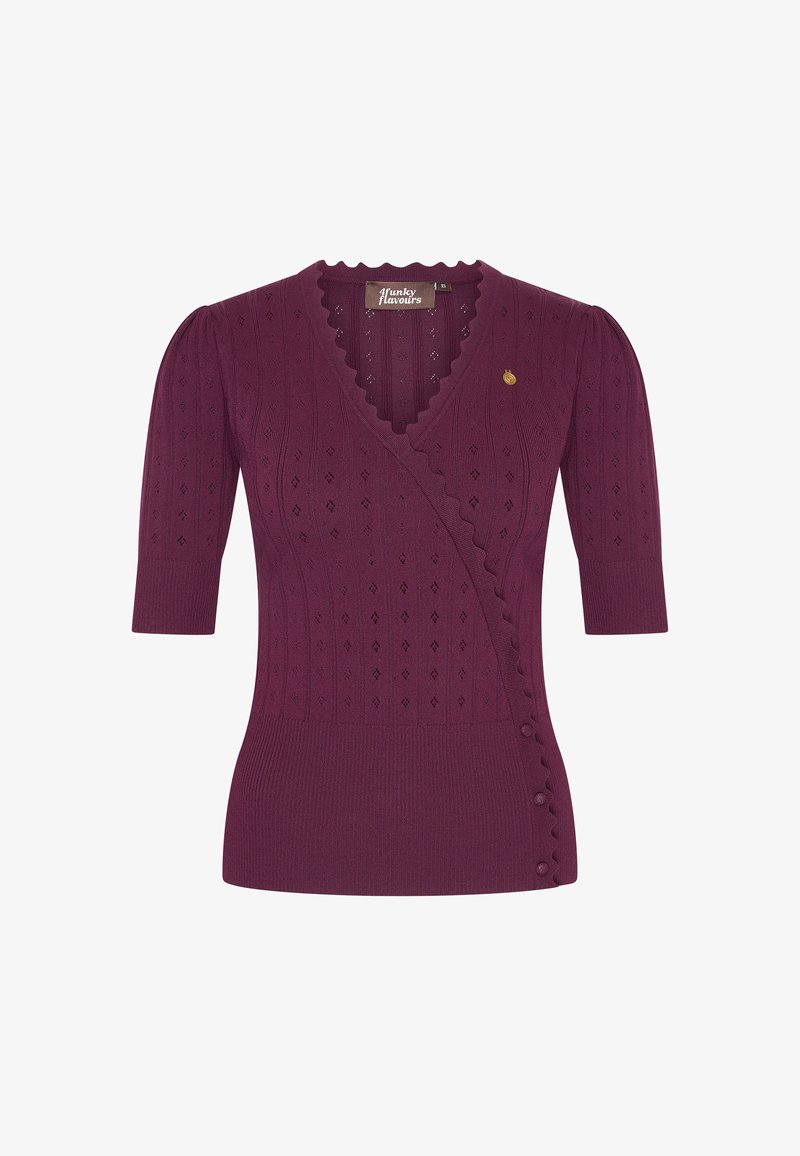 Bordeaux gebreide trui met korte puffmouwen, een gegolfde V-hals, een ruitpatroon en knopen langs één zijkant. Gouden logo detail op de borst.