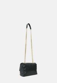 Borsa a tracolla nera con texture, dotata di una catena dorata e un pad in pelle nera per la spalla, caratterizzata da una forma rettangolare e chiusura a zip.