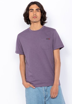 Paars T-shirt met ronde hals van zacht materiaal, voorzien van een zak en logopatch. Korte mouwen en een relaxte pasvorm. Casual ontwerp.
