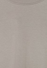 Lys grå T-shirt med rund halsudskæring, lavet af blødt bomuldsstof, der har en glat tekstur og ingen synlige mønstre eller detaljer.