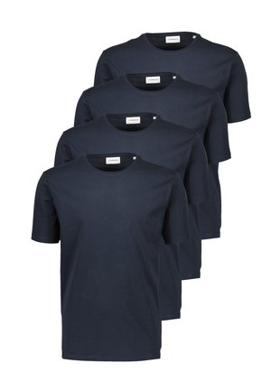 Neljä laivastonsinistä, pyöreäkauluksista lyhythihaista t-paitaa pinoituna porrastetusti, esittäen edustan ja kaula-aukkojen etikettejä.