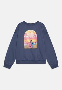 Felpa blu con una texture morbida, caratterizzata da una grafica sul retro di un personaggio rosa e un personaggio blu sotto un cielo al tramonto a forma di cuore.