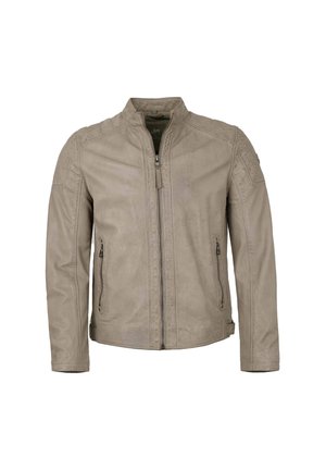 Chaqueta de cuero beige para hombre con cuello alto, cierre frontal con cremallera, dos bolsillos laterales con cremallera y un sutil detalle texturizado en el material.