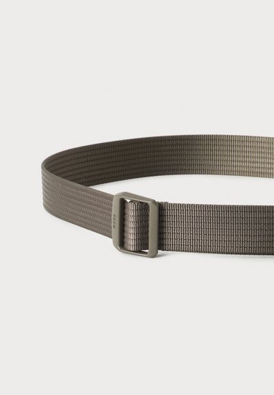 Ceinture en tissu tissé gris foncé avec une boucle métallique rectangulaire, présentée à plat sur fond blanc.