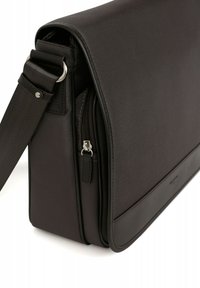 Borsa messenger marrone scuro con tessuto texturizzato, dettagli in pelle e una tasca con zip. Dotata di una robusta tracolla e di un design strutturato.