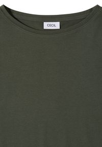 T-shirt vert olive à col rond avec une étiquette blanche cousue à l'intérieur du col portant la mention "CECIL" en lettres noires.