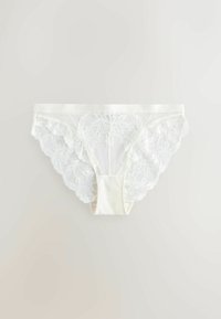 Weiße Spitzenunterwäsche mit floralem Muster, bestehend aus einem semi-transparenten Mesh-Design, gewellten Kanten und einem glatten Stoffbund.