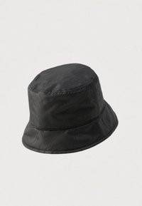 Czarna czapka typu bucket z lekkiego, teksturowanego materiału. Zaokrąglony wierzch z szerokim, elastycznym rondem, z prostym, przeszywanym wykończeniem.