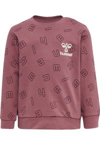 Vinröd sweatshirt med mönster av bokstäver och siffror. Har rund halsringning och ribbade manschetter. Hummel-logotyp i vitt tryckt på bröstet.