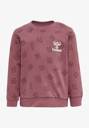 Vinröd sweatshirt med mönster av bokstäver och siffror. Har rund halsringning och ribbade manschetter. Hummel-logotyp i vitt tryckt på bröstet.