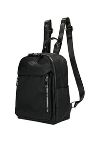 Zaino in nylon nero con una texture liscia, scomparti con zip, manico superiore e spallacci regolabili, con un logo sul davanti.