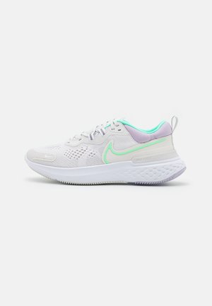 REACT MILER 2 - Zapatillas de running neutras - platinum tint/green glow/white