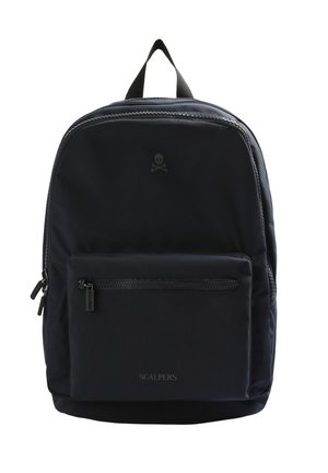Mochila navy hecha de nylon duradero con una superficie texturizada. Cuenta con un bolsillo frontal con cremallera y un logo relieve en la parte delantera.