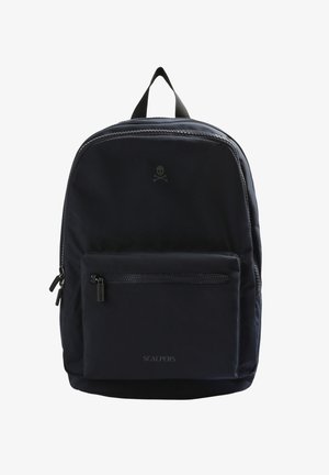 Marine rugzak gemaakt van duurzaam nylon met een gestructureerd oppervlak. Beschikt over een voorzak met een ritssluiting en een logo dat op de voorkant is geperst.
