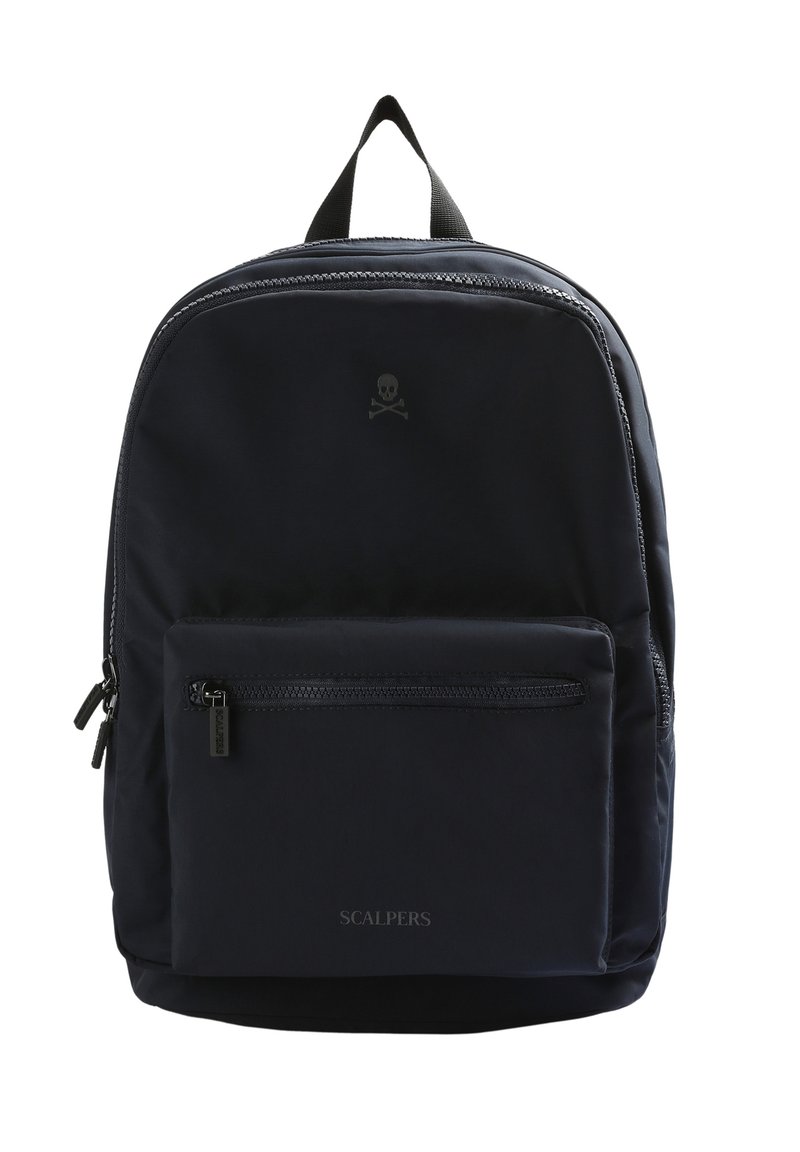 Mochila navy hecha de nylon duradero con una superficie texturizada. Cuenta con un bolsillo frontal con cremallera y un logo relieve en la parte delantera.