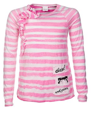 Różowo-biały top w paski z długim rękawem, falbanką na lewej ramieniu oraz naszywkami z napisami "diesel", ikoną okularów i "rock queens" na przodzie.
